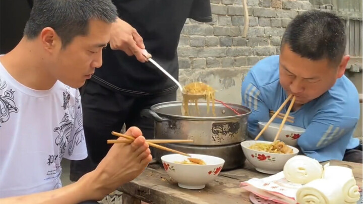 Ba anh em này thật không dễ dàng chút nào! Cả ba cộng lại chỉ có một bàn tay và 5 bàn chân!