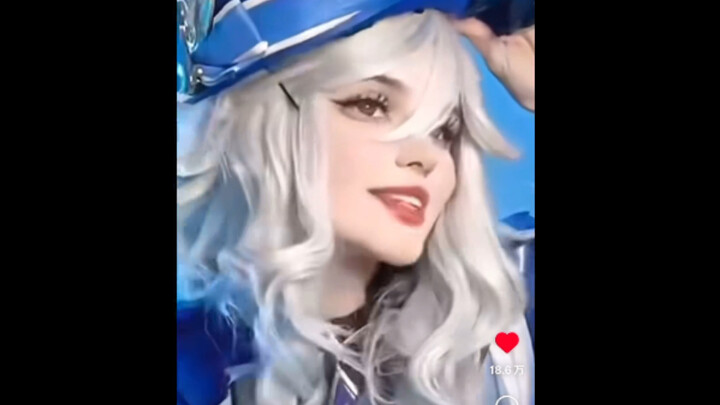 Cô gái nước ngoài cosplay Võ Ninh Ninh trong Genshin Impact, được cư dân mạng khen là Thủy Thần đẹp 