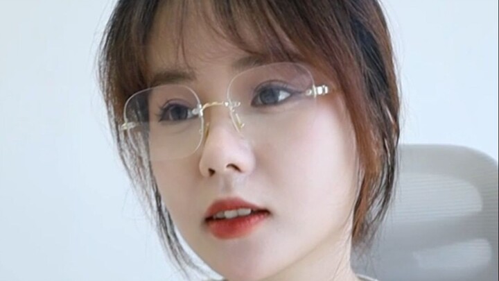 Tôi vẫn thích dáng vẻ ngang tàng, bất khuất của bạn lúc nãy.