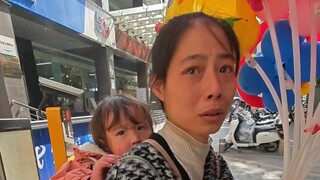 背孩子卖气球的母亲，对话间两次落泪！