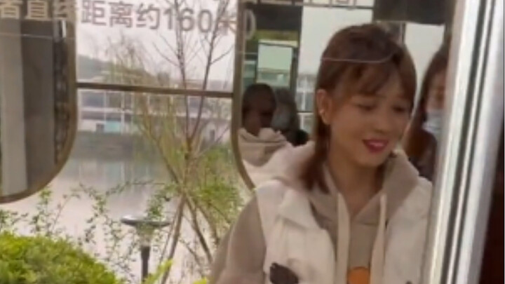 Toilet ini benar-benar bisa menutup rapat atau tidak? Aku jadi enggak berani masuk.