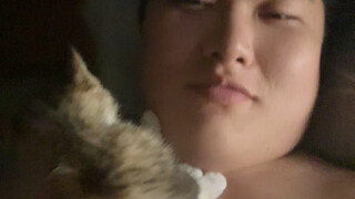 Dia benar-benar manis, bayi yang sama-sama suka pelukan