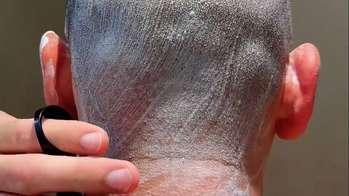 تسويق المؤثرين في الخارج | مدونون عالميون يشاركون "ماكينة حلاقة الرأس الأصلع" التي انتشرت بشكل هائل 