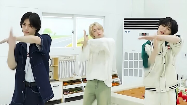 Tantangan Tari S-Class oleh Hwang Hyun-jin, Felix, dan Yang Jeong-in