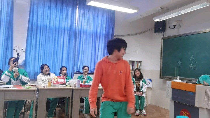 أسطورة القفز على الحصان في حفل رأس السنة للصف الأول الثانوي