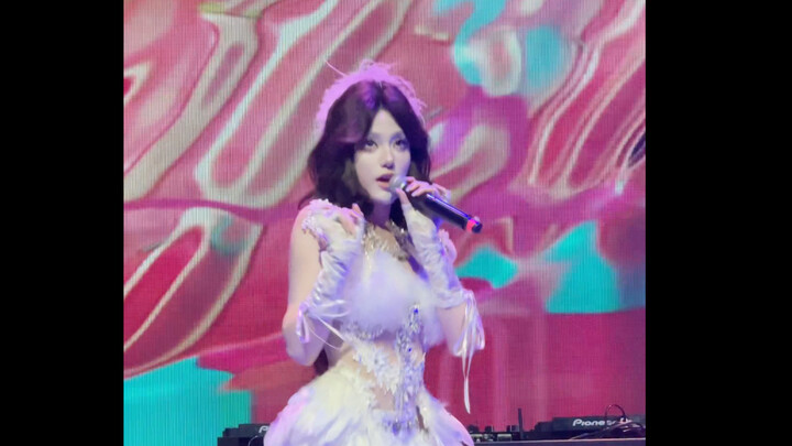 A cross-dressing performer does a semi-live vocal and dance performance of Sistar’s classic hit “Sha