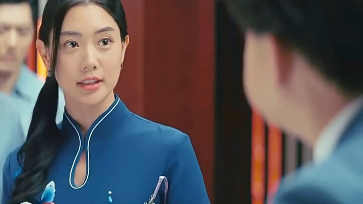 Chàng trai bị bạn gái cũ bỏ rơi, chẳng ngờ lại thuê một nữ diễn viên xinh đẹp đóng giả làm vợ chưa c