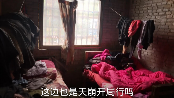 تركتُ المدرسة لأصبحَ مُذيعًا. عندما أملك المال، سأمحو ابتسامة أبي المُحرجة وعيني أمي الحاسدتين. الحي