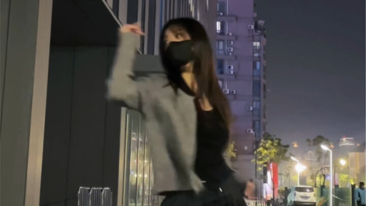 ละครเต้นรำของแม่เลี้ยงสุดเท่วัย 32 ปี ข้างล่าง