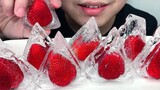 吃冰冻草莓金字塔空心冰，听脆脆的声音与喝水声！