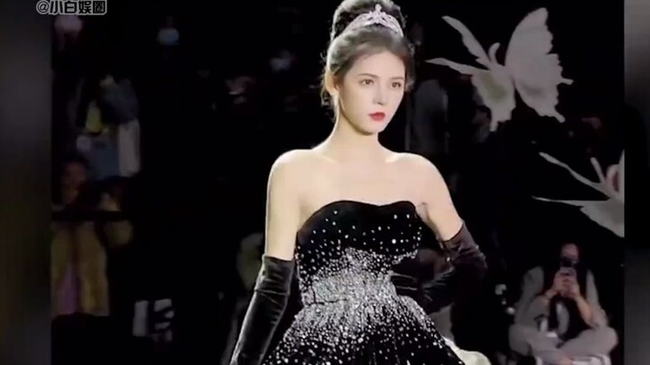 Trương Dữ Hy trông như cái kẹp tóc nhưng thực ra là chiếc kìm; mang gương mặt xinh đẹp thế này mà mở