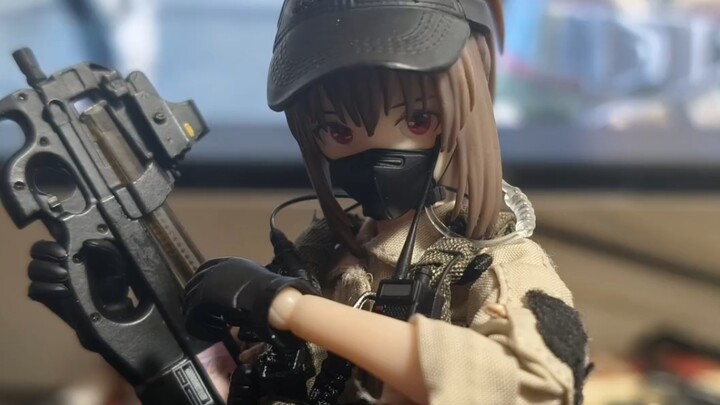 Saya dikuras habis oleh gadis militer ini (mengacu pada dompet saya)