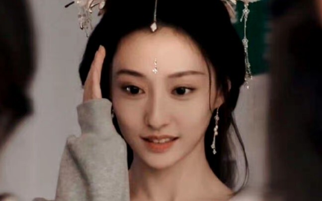 The Young White Horse Drunken in the Spring Breeze‖ Hu Lianxin is simply the Yueyao in my mind. Her 