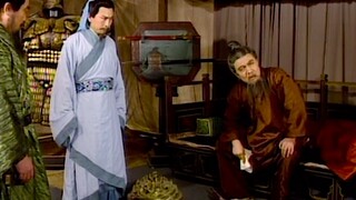 侍从看曹操睡觉漏着脚，跑去帮忙盖被子，不料犯了忌讳