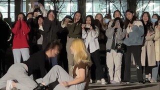 [Pesta Berbahaya] Mahasiswa perempuan melempar orang dewasa ke pintu kafetaria