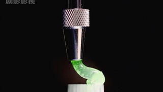 Perhatikan jari pria ini dengan saksama. Ia menekuknya sedikit ke belakang dan pasta gigi terjepit k