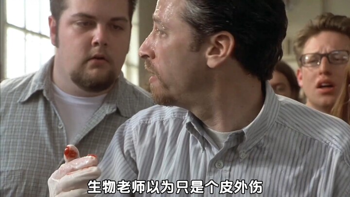女老师被寄生虫控制，直接冲进了男浴室，恐怖电影