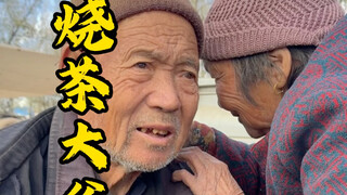 Episode 1 of the Tea-Serving Elder at the Rural Fair: A Tea Stall Over Sixty Years Old. The warmth o