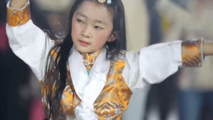 Joyful Tibetan dance! Little Zhuoma's dance became popular on the Internet. Foreign netizens: energe