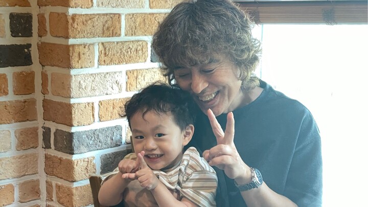 จู่ๆ ก็เจอรูปคู่ในโทรศัพท์ของคุณลุงชาวเกาหลีกับเหล่าไอดอล!