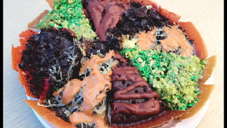 แพนเค้กหวานชาวอินโดนีเซีย - Martabak Manis - อาหารริมถนน ใน อินโดนีเซีย