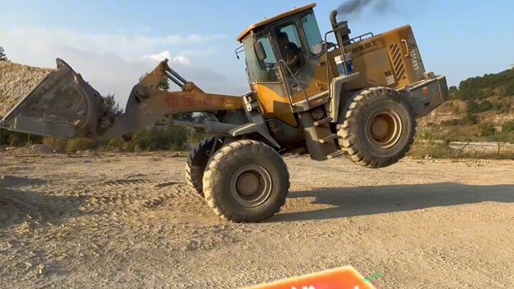 Tài xế xe xúc với mức lương 8.000 tệ một tháng, tay nghề cực kỳ điêu luyện