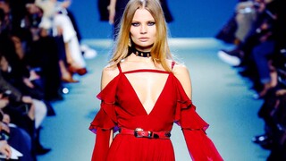 Mengabaikan klinik oplas, berjalan di atas catwalk. Dia terkenal karena bentuk wajah kotaknya. Magdalena Frackowiak dari Polandia (Kompilasi Catwalk)