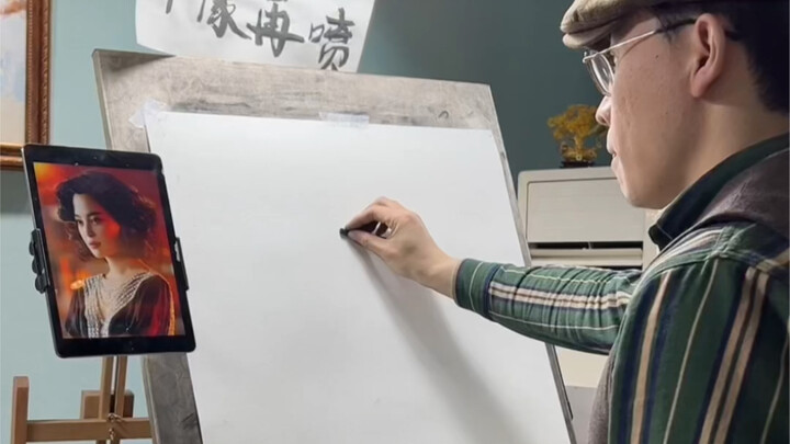 我最喜欢李李的眼神，喜欢她居高临下谁都看不起的样子，像一只优雅绝美的波斯猫
