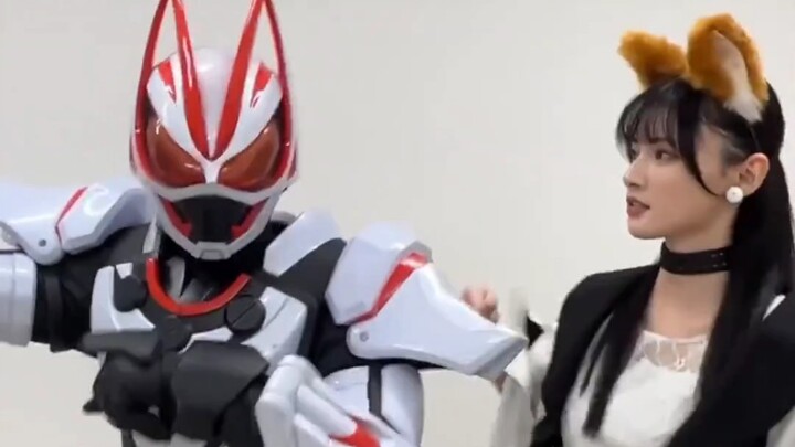 Haha, Jianjiang only knows how to dance the Haka, and she needs Nakata-san to help her dance with he
