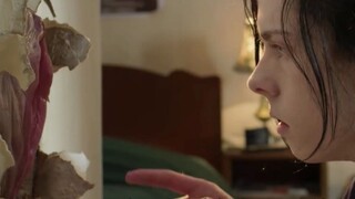 墙上出现血肉洞穴，高维生物引诱男孩，借助人类身体入侵现实