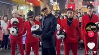 กลุ่มเต้นฟุตบอลจีนได้รับไลก์สามแสนบน TikTok ชาวต่างชาติบอกว่าคนจีนคือของขวัญที่มอบให้แก่โลก