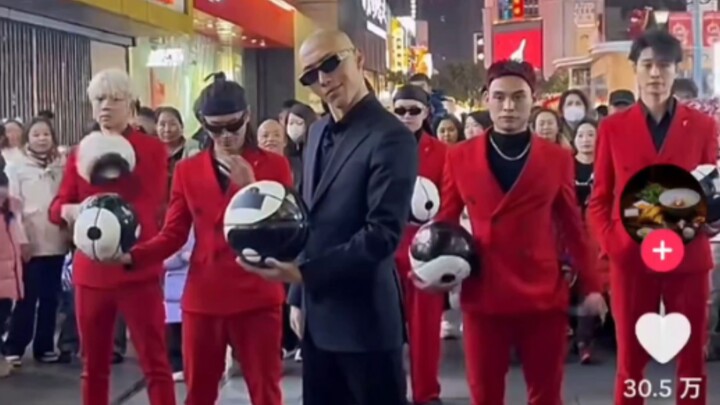 Chinese football dance group gains 300,000 likes on TikTok; foreigners say Chinese people are a gift