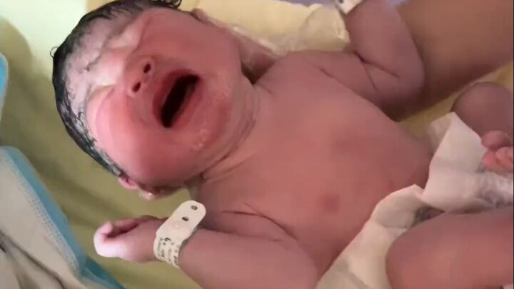 ครั้งแรกที่เห็นคนถ่ายวิดีโอแกะกล่องของทารก! คุณพยาบาล: ตรวจสอบเรียบร้อยแล้ว งั้นฉันเปิดเครื่องให้คุณ