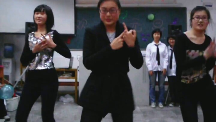 Pertunjukan Tahun Baru "Love You + Single Ladies" untuk Siswa Kelas Dua SMA Tahun 2012 Versi Eksekus