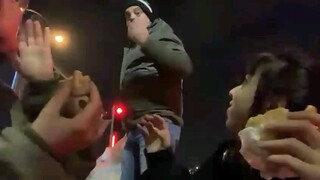 国外小姐姐路边拍吃播😂被可爱Daddy当成了流浪者