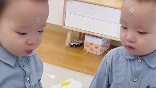 Satu suka makan, satu suka bermain, bagus sekali, pembagian tugasnya sangat jelas!