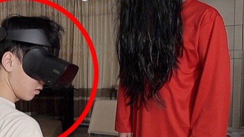 Tôi rủ bạn tôi chơi game VR, và tôi hóa trang thành ma để dọa cậu ấy! Lần này, cậu ấy sợ thật sự...