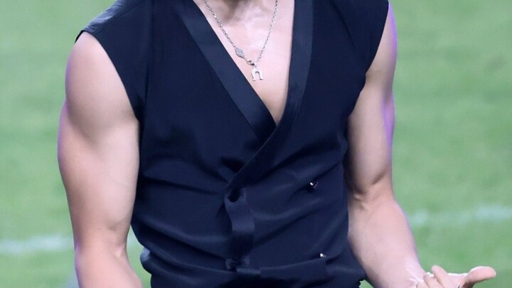 การเล่นเวทไม่เคยเป็นเหตุผลให้ไอดอลหนุ่มแก้มป่องเลย!