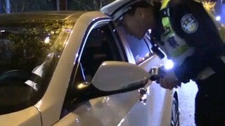 这位小姐姐是吃可爱多长大的吧，怎么笑起来那么可爱！