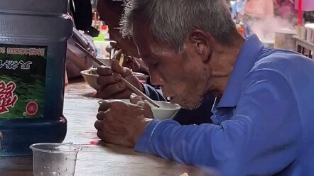 A scene captured on the street instantly brought tears to my eyes.