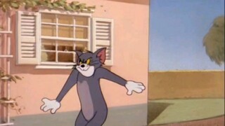 Tom mencubit selangkangan besarmu