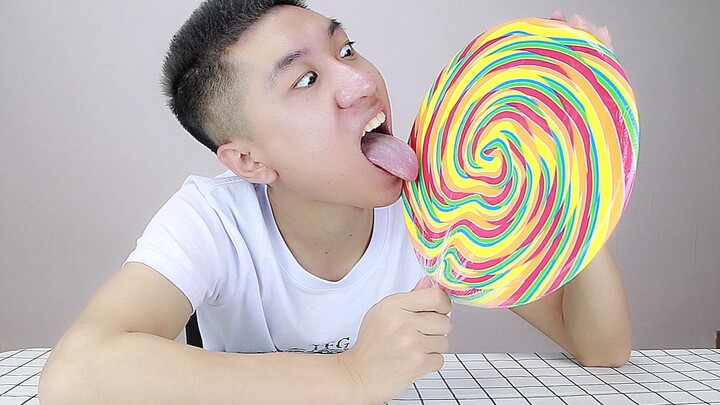 Làm thế nào để liếm hết một cây kẹo mút siêu to? Dù tôi có cả cái lưỡi này cũng chưa chắc đủ!