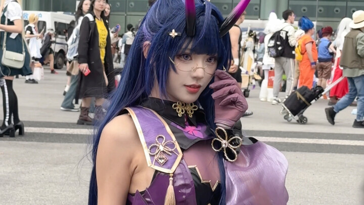 Em gái nói màu tím rất có phong vị