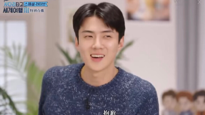 “Em có thể ngủ một mình không?” Sehun: Tất nhiên rồi, anh đâu còn là trẻ con nữa. Tối nay anh sợ quá