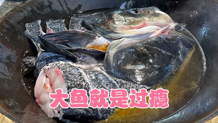 Nồi gang kho cá lớn