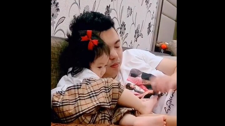 抱紧女儿的我，比国王富有