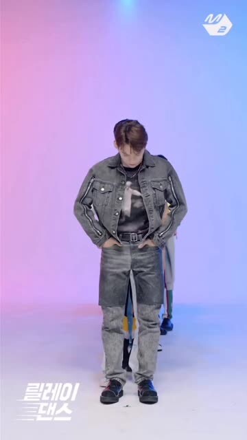 Tari estafet Left&Right oleh seventeen