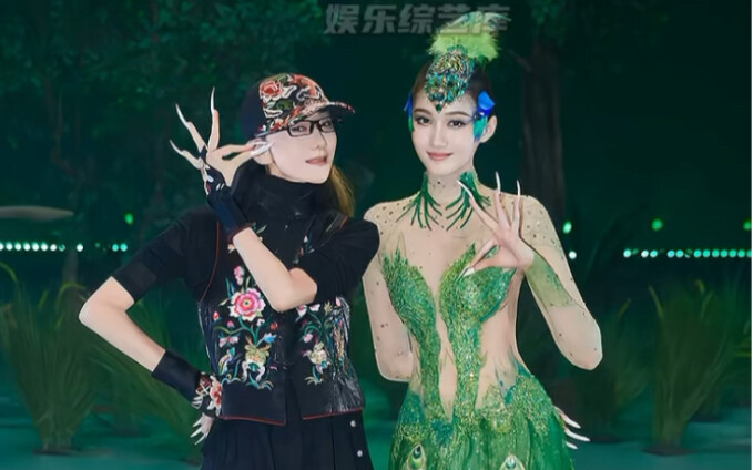 #Guan Xiaotong’s Peacock Dance Under the guidance of Teacher #YangLiping, she and the dance troupe p