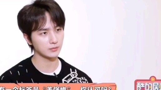 Young singer Li Hongyi interviewed and responded to barrage comments.