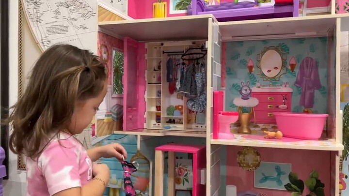 JADE BƠI VỚI ÔNG NGOẠI VÀ CHƠI NHÀ BÚP BÊ